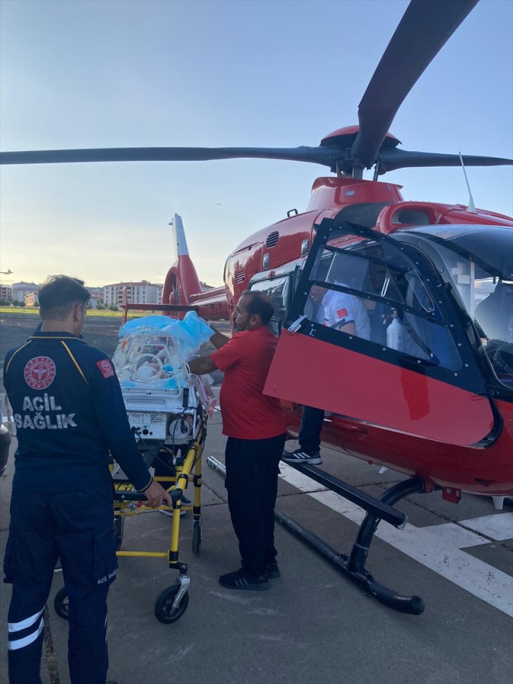 Bingöl'de ambulans helikopter bir günlük bebek için havalandı