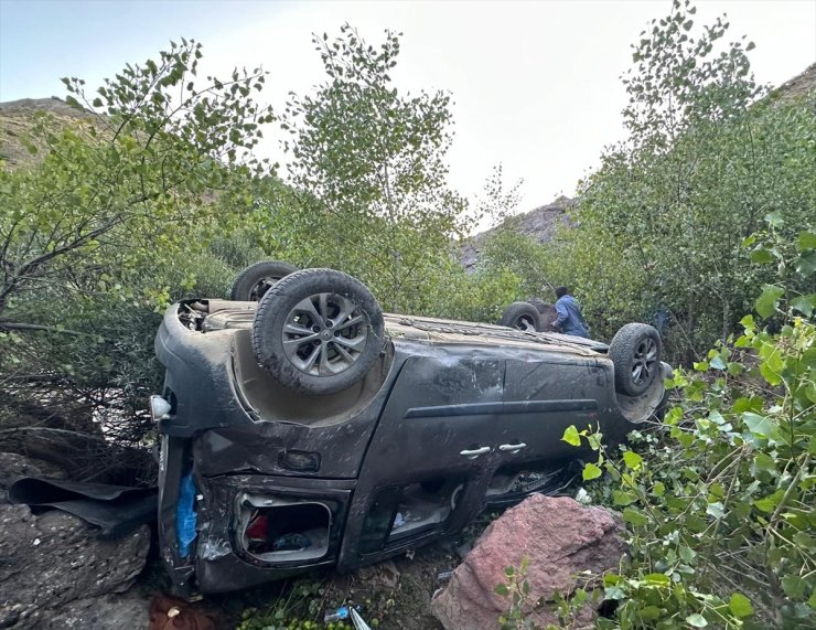 Bingöl'de şarampole devrilen hafif ticari araçtaki 5 kişi yaralandı