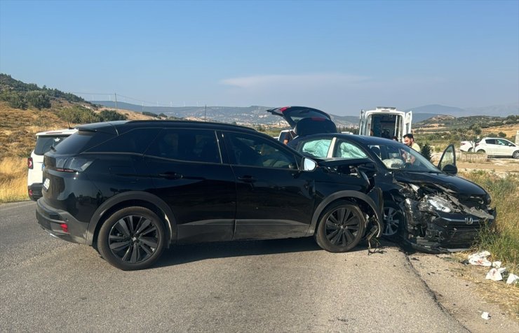 İzmir'de iki trafik kazasında 8 kişi yaralandı