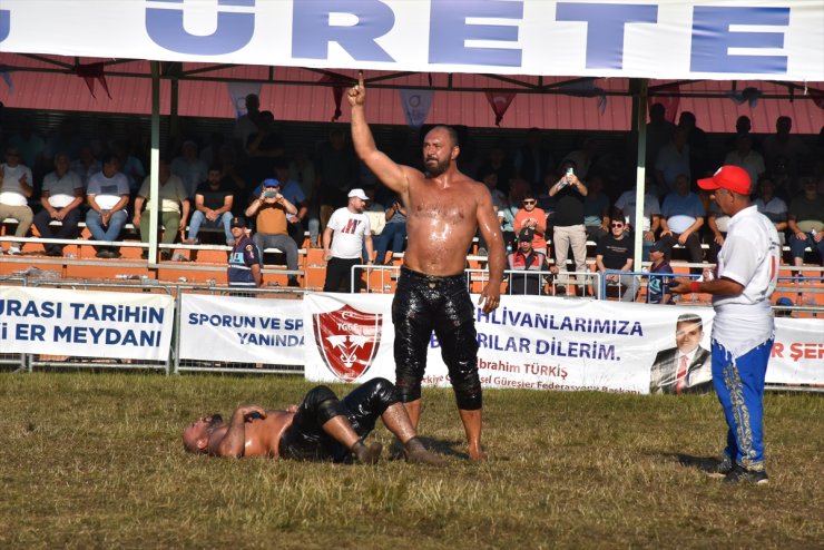 Perşembe Yaylası Yağlı Güreş ve Kültür Festivali'nde başpehlivan Ali Gürbüz oldu