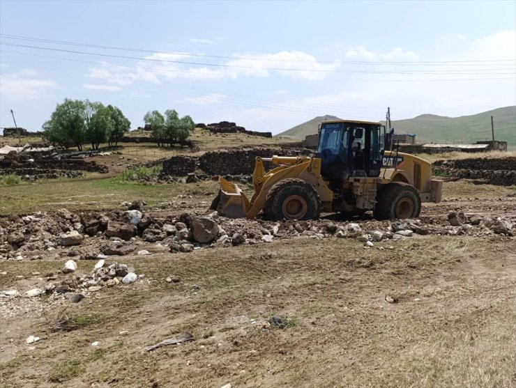 Van'da taşkınların zarar verdiği mahallelerde çalışmalar sürüyor