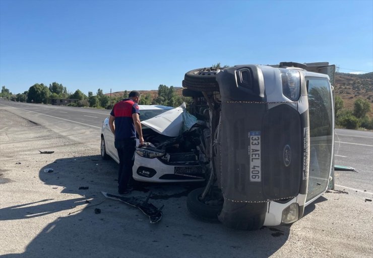 Bingöl'de kamyonet ile otomobilin çarpışması sonucu 5 kişi yaralandı