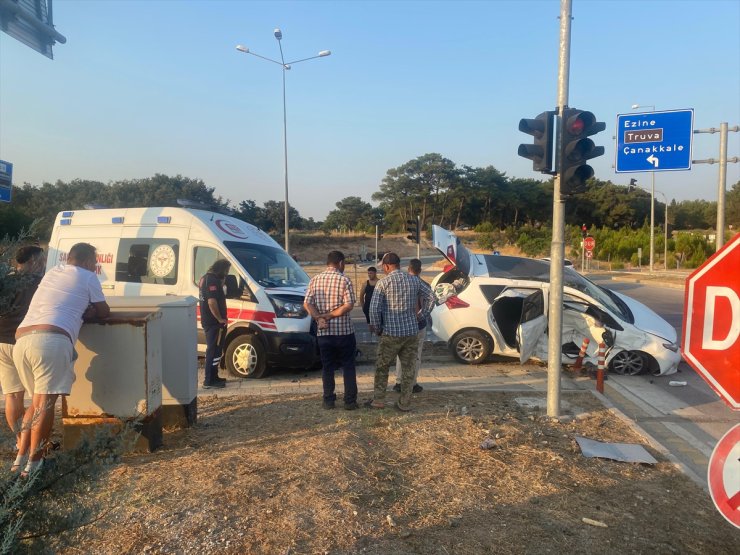 Çanakkale'de ambulansla otomobilin çarpışması sonucu 3 kişi yaralandı