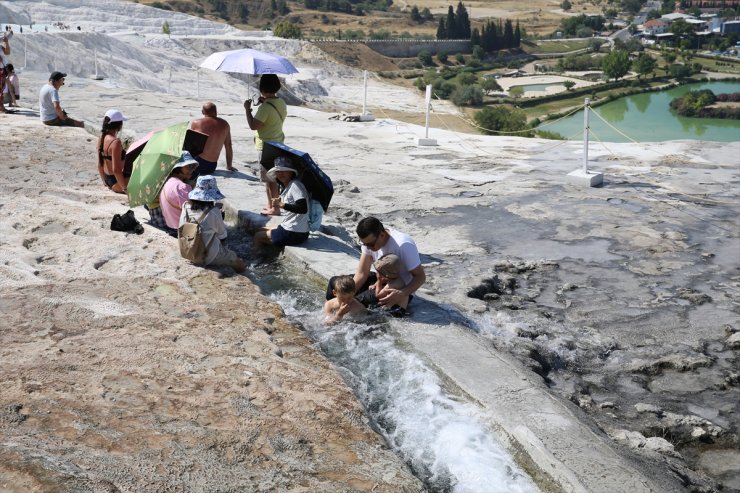 Denizlili turizmciler Pamukkale'deki su debisinin düşmesinden endişe duyuyor