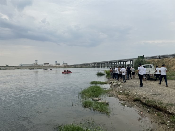 Edirne'de Meriç Nehri'ne giren 2 genç kayboldu