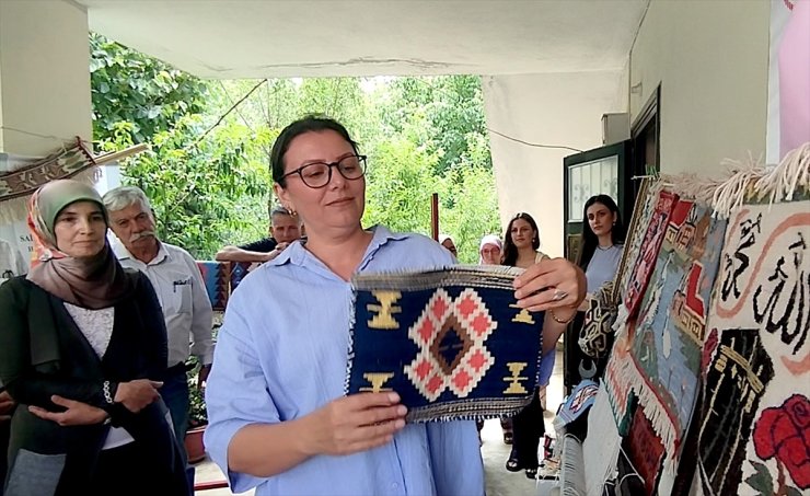 Moldovalı kadın, yerleştiği Adana'da kilim dokumayı öğretiyor