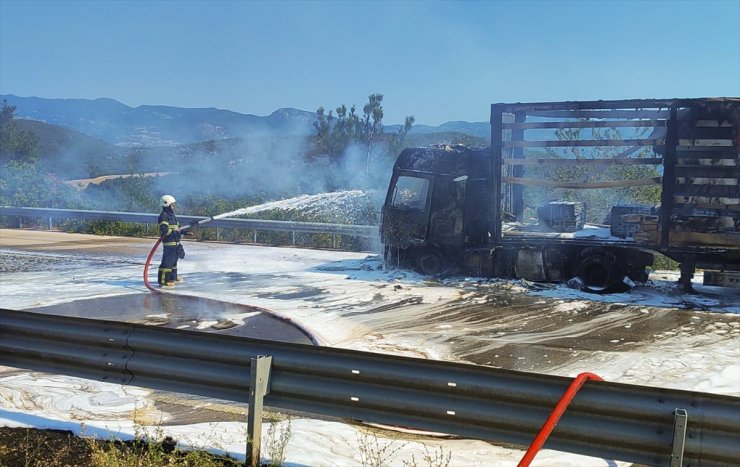 Tokat'ta seyir halindeki çinko yüklü tır yandı