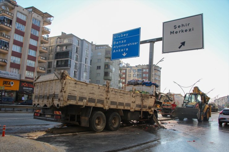 Uşak'ta direğe çarpan kamyonun sürücüsü hayatını kaybetti