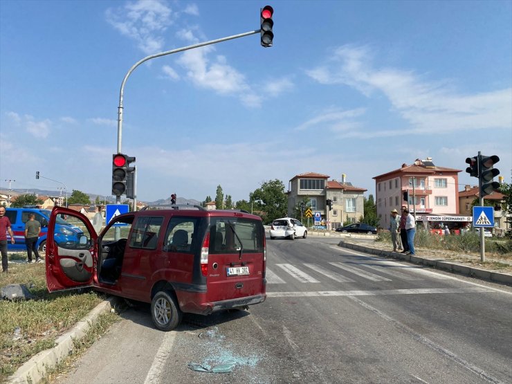 Afyonkarahisar'da hafif ticari araç ile otomobilin çarpıştığı kazada 4 kişi yaralandı