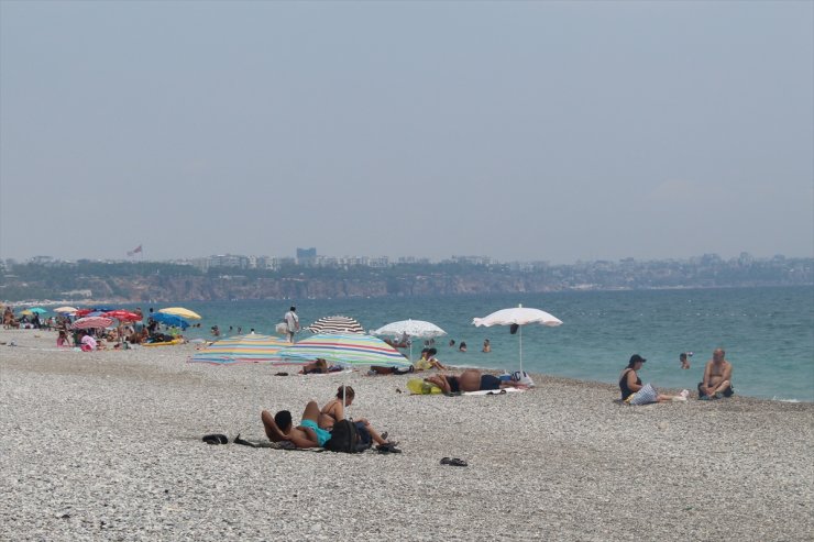 Antalya'da sıcak hava ve nem etkili oldu