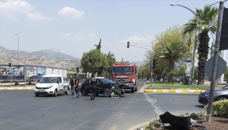 Aydın'da hafif ticari araçla otomobilin çarpışması sonucu 4 kişi yaralandı