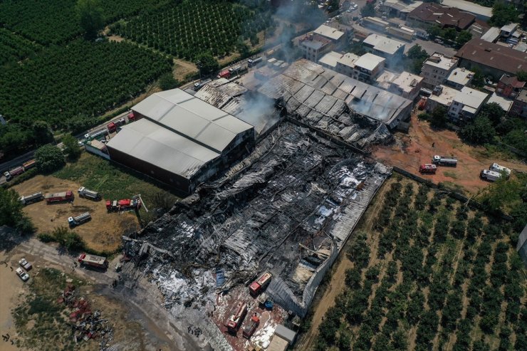 GÜNCELLEME 3 - Bursa'da fabrika ve geri dönüşüm tesisinden yayılan yangın söndürüldü