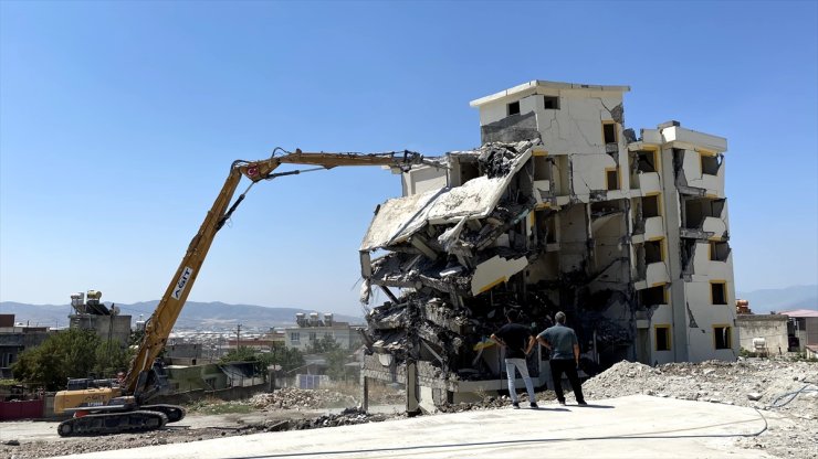 Depremin merkez üssü Kahramanmaraş'ta ağır hasarlı binaların yıkımı sürüyor