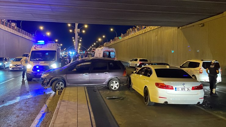 Diyarbakır'da 3 otomobilin çarpıştığı kazada 5 kişi yaralandı