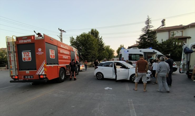 Malatya'da iki otomobilin çarpışması sonucu 5 kişi yaralandı