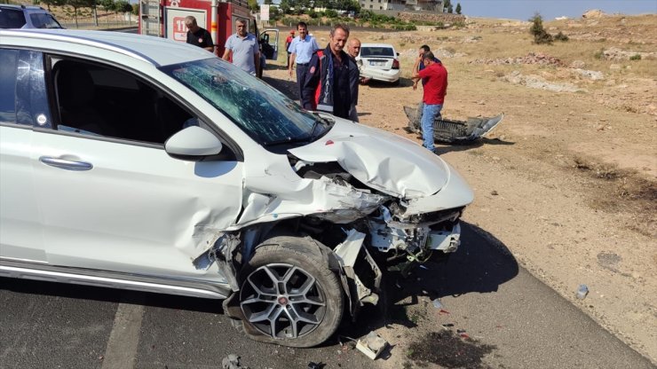 Mardin'de iki otomobilin çarpıştığı kazada 5 kişi yaralandı