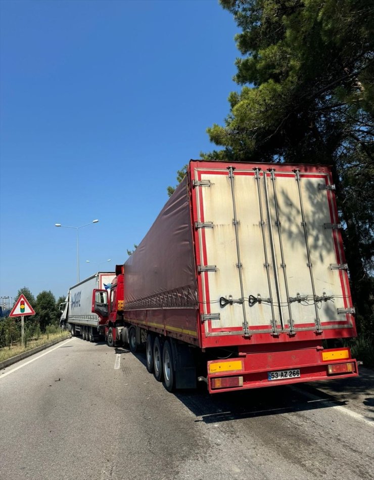 Samsun-Ordu kara yolu tır kazası nedeniyle bir süre ulaşıma kapandı