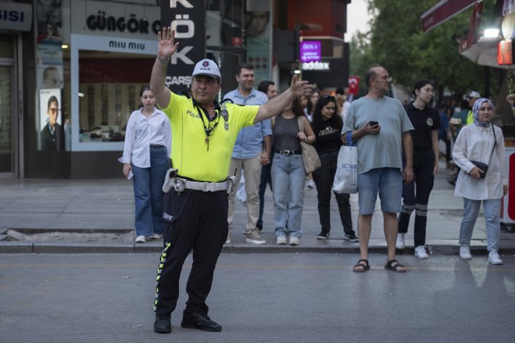 Trafik polisine meslektaşlarından emeklilik sürprizi