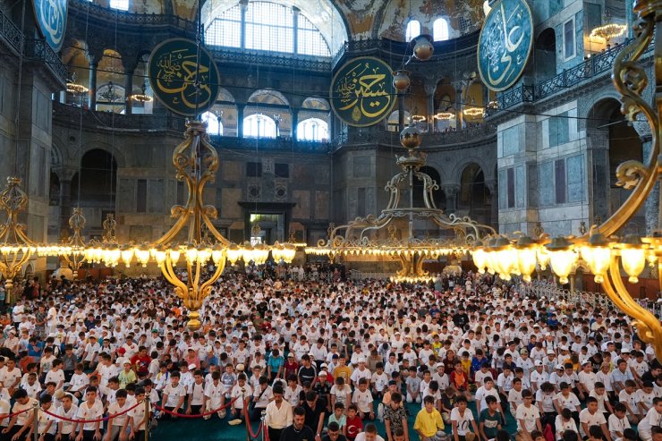 TÜGVA'nın yaz okuluna giden öğrenciler Ayasofya-i Kebir Cami-i Şerifi'nde buluştu