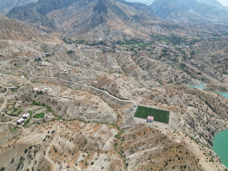 Uludere'nin genç sporcuları baraj gölü manzaralı statta antrenman yapıyor