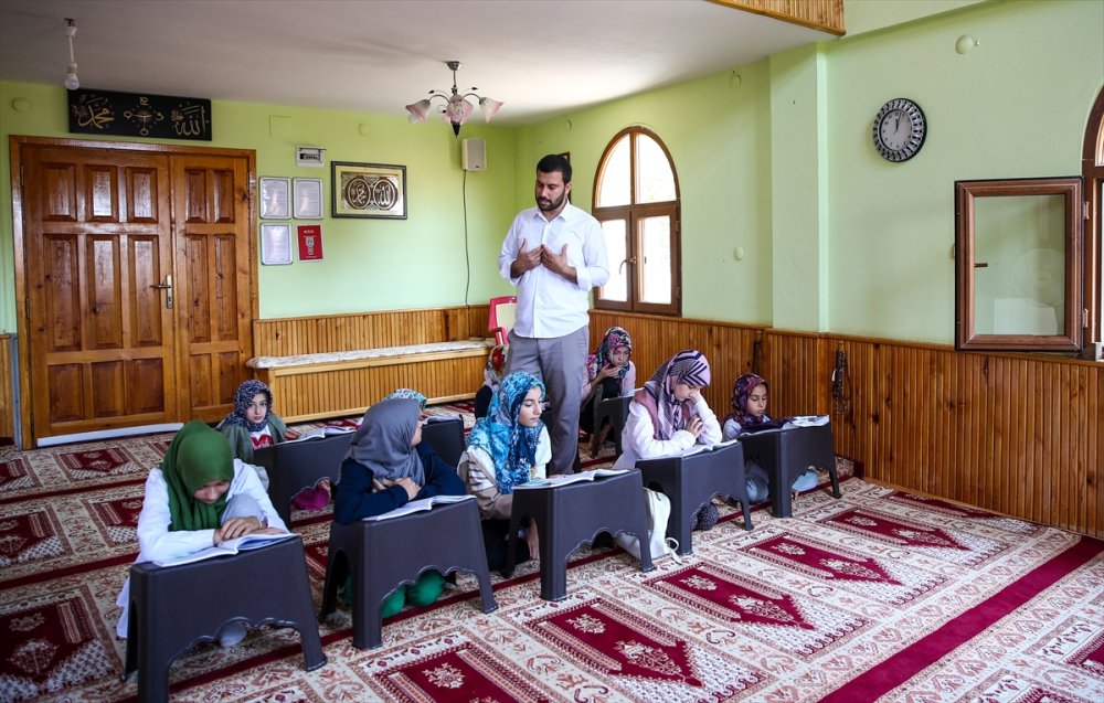 Adana'da görev yapan genç imam mahallesini güzelleştiriyor