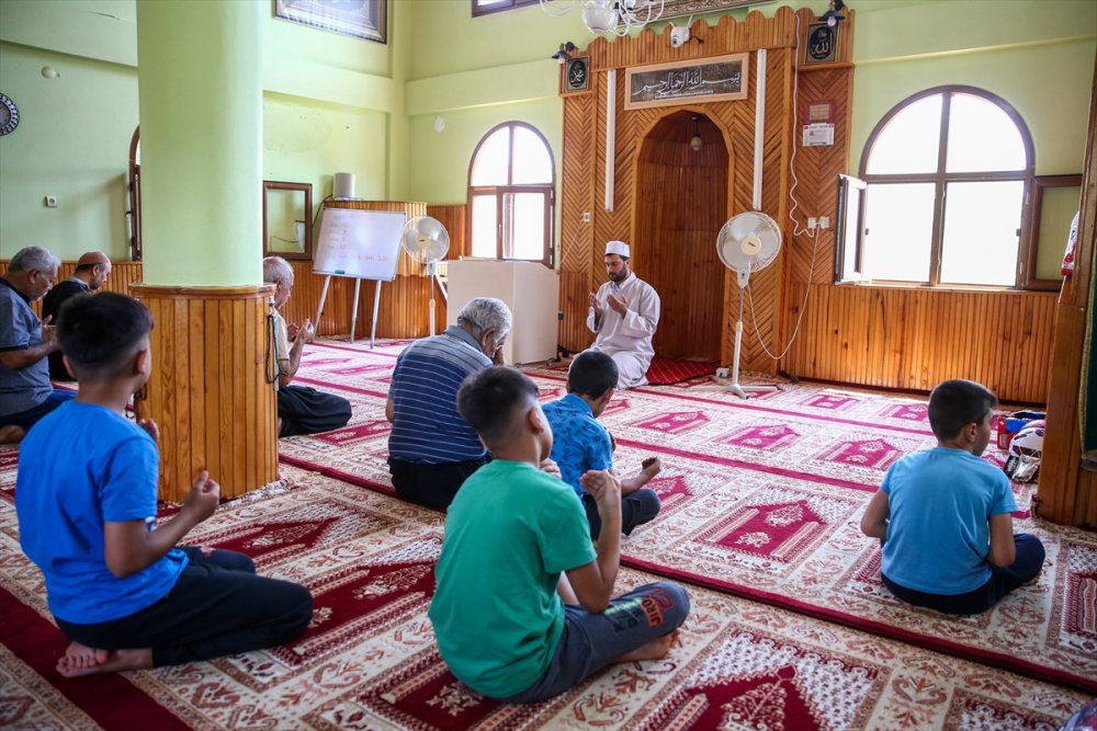 Adana'da görev yapan genç imam mahallesini güzelleştiriyor