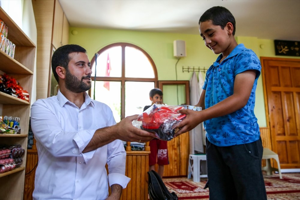 Adana'da görev yapan genç imam mahallesini güzelleştiriyor