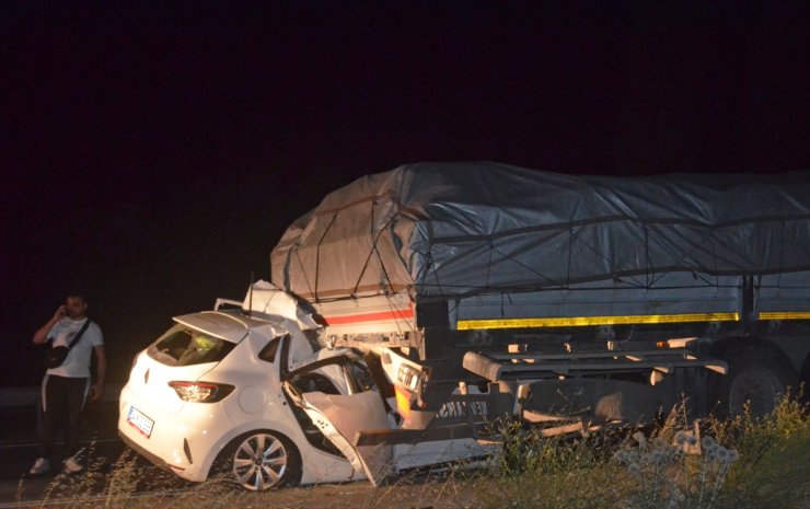 Amasya'da tıra çarpan otomobildeki 5 kişi yaralandı