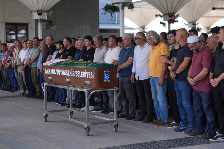 Ankara'da asansör boşluğuna düşerek ölen çocuğun cenazesi toprağa verildi