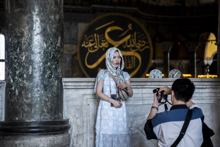 Ayasofya-i Kebir Cami-i Şerifi, ibadete açılışının 4'üncü yıl dönümünde ziyaretçi akınına uğradı