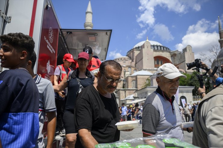 Ayasofya'nın ibadete açılışının yıl dönümünde ziyaretçilere yemek dağıtıldı