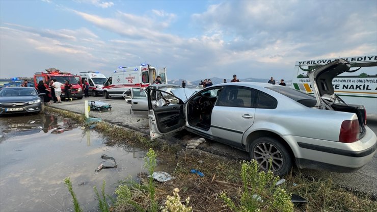 Burdur'da 2 otomobilin çarpışması sonucu 1 kişi öldü, 9 kişi yaralandı