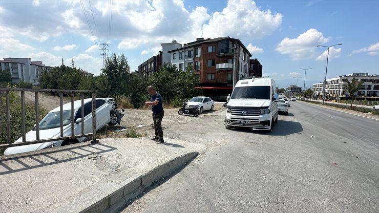 Düzce'de cenaze nakil aracının otomobile çarpması güvenlik kamerasında