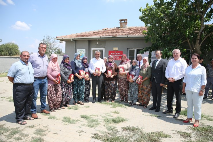 Edirne'de kadınlar tarafından işlenen yer fıstığı tüm marketlerde satılacak