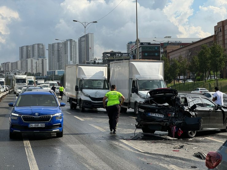 Esenyurt'ta 15 aracın karıştığı zincirleme kazada nedeniyle trafik yoğunluğu yaşanıyor