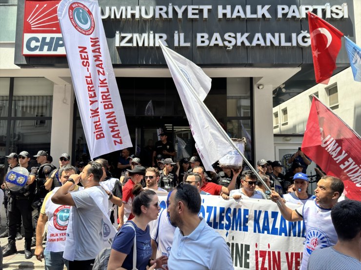 İzmir'de iş bırakan memurlar CHP İl Başkanlığına yürüdü