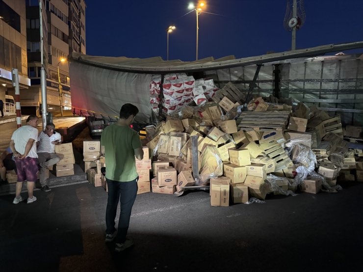 Kağıthane'de virajı alamayan tır yan yattı, kuru gıda ürünleri yola saçıldı