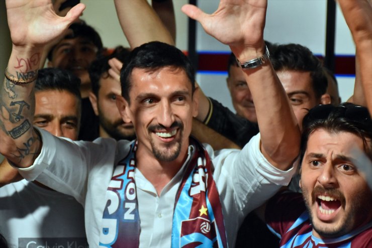 Karadağlı futbolcu Stefan Savic, transfer görüşmeleri için Trabzon'a geldi