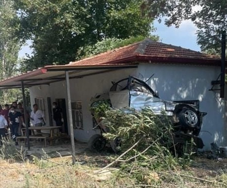 Muğla'da devrilen otomobilin sürücüsü hayatını kaybetti