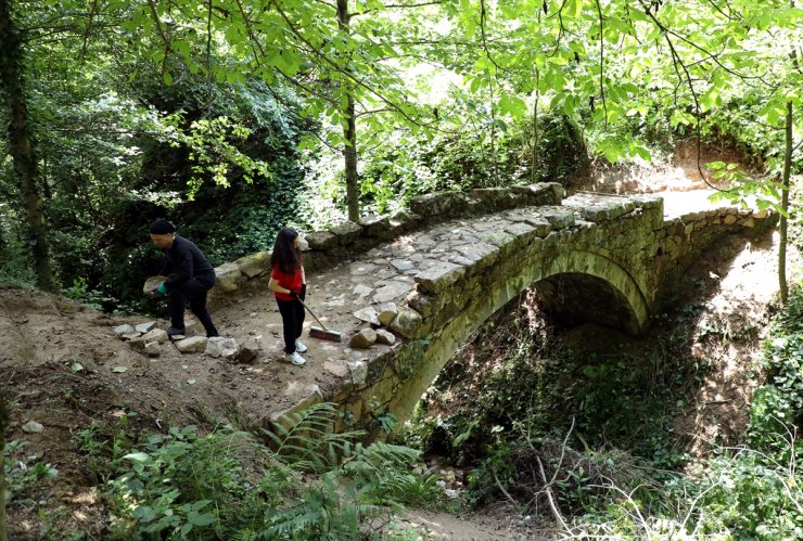 Rize'de baba kız tarihi kemer köprüdeki yabani otları temizledi