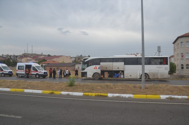 Sivas'ta aydınlatma direğine çarpan yolcu otobüsünün sürücüsü yaralandı