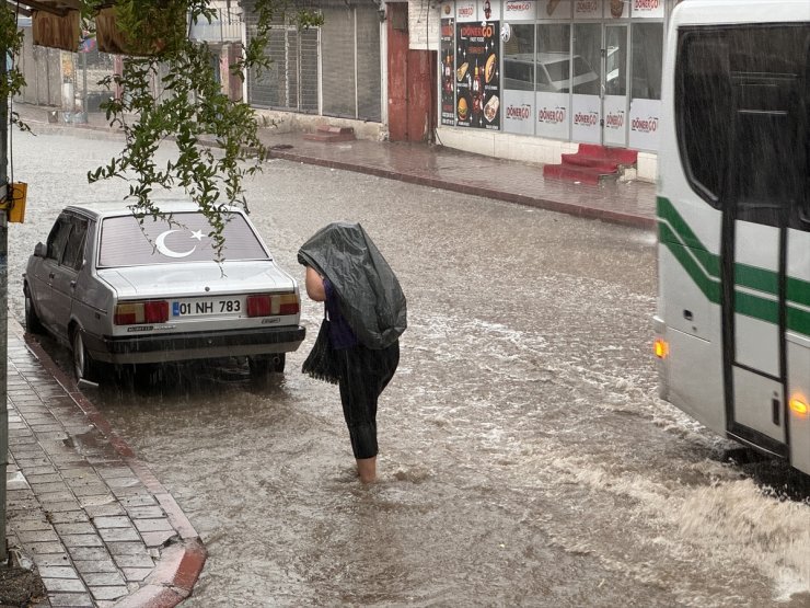 Adana'da sağanak hayatı olumsuz etkiledi