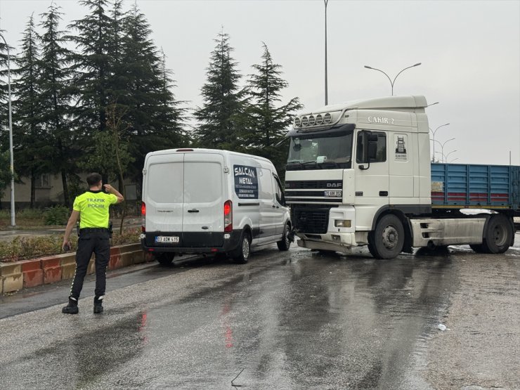 Afyonkarahisar'da tır ile minibüsün çarpışması sonucu 9 kişi yaralandı