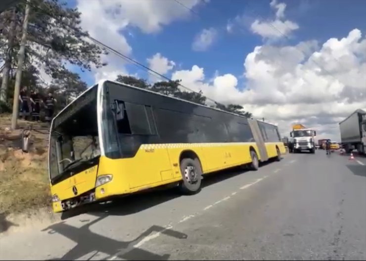 Arnavutköy'de İETT otobüsü yağmur suyu kanalına düştü