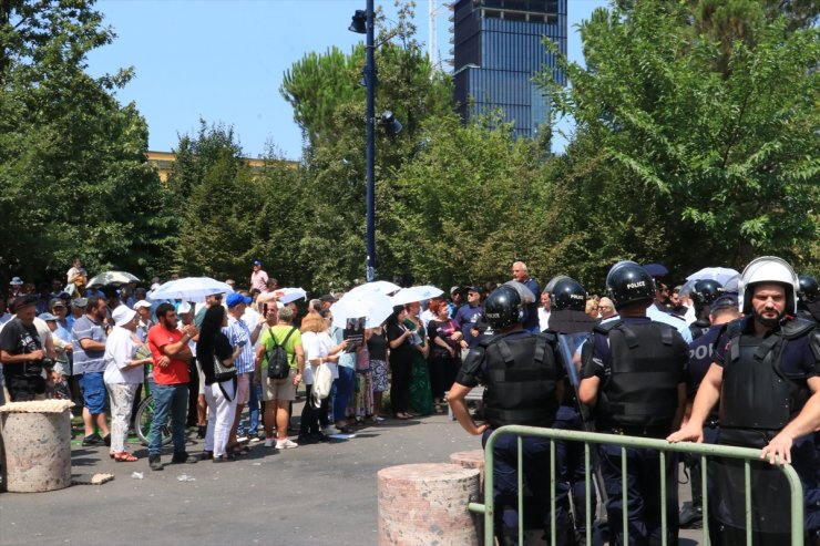 Arnavutluk'ta Belediye Başkanı Veliaj'ın istifasının istendiği protestolar sürüyor