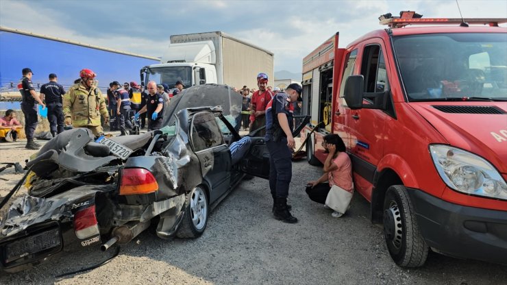 Bursa'da park halindeki tıra çarpan otomobildeki 2 kişi öldü