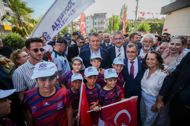 CHP Genel Başkanı Özel, Altıeylül ve Karesi belediyelerini ziyaret etti: