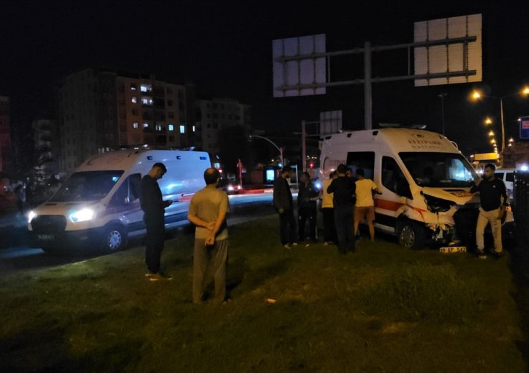 Çorum'da ambulansla otomobilin çarpışması sonucu 6 kişi yaralandı