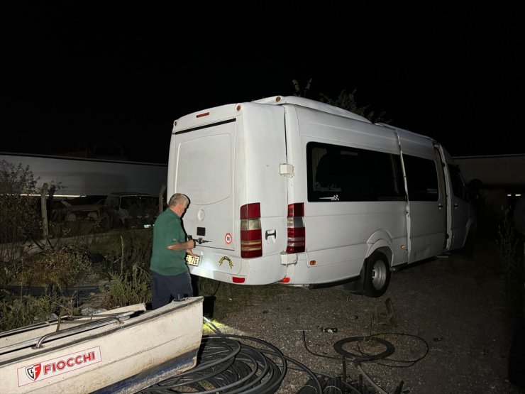 Edirne'de minibüsün gizli bölmesinde 12 düzensiz göçmen ve 1 FETÖ şüphelisi yakalandı