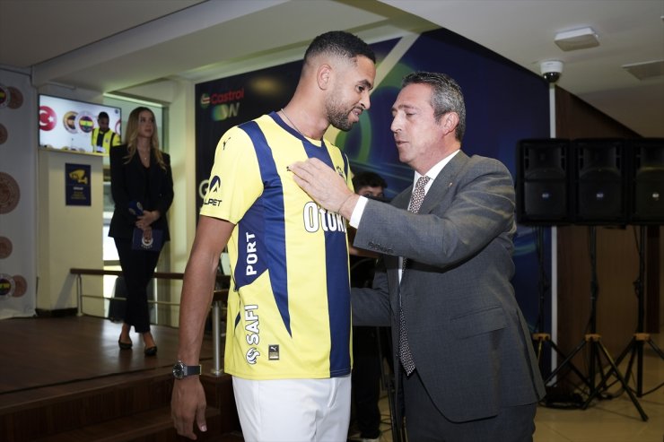 Fenerbahçe, yeni transferi Youssef En-Nesyri için imza töreni düzenledi